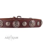 Schmales Leder-Halsband mit Baroque Stil mit gravierten Nieten_1