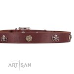 Einzigartiges Nieten-Halsband aus braunem Leder mit Schädel und Blumen Design_1