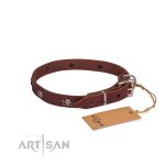 Einzigartiges Nieten-Halsband aus braunem Leder mit Schädel und Blumen Design_6