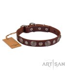Schmales Leder-Halsband mit Baroque Stil mit gravierten Nieten_7