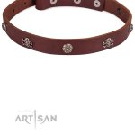 Einzigartiges Nieten-Halsband aus braunem Leder mit Schädel und Blumen Design_2