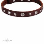 Braunes Lederhalsband mit Luxus Sternchen und Blumen Nieten_3