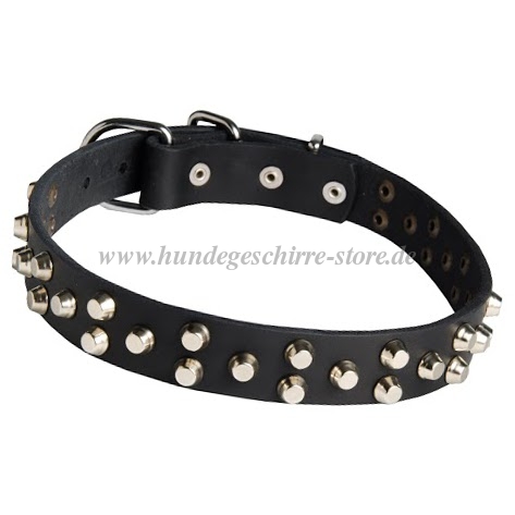 Leder Halsband mit
Pyramiden