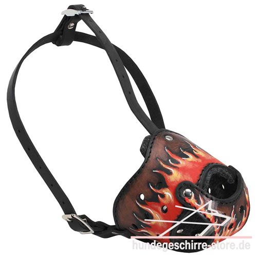 Hundemaulkorb aus Leder mit Feuer-Bemalung